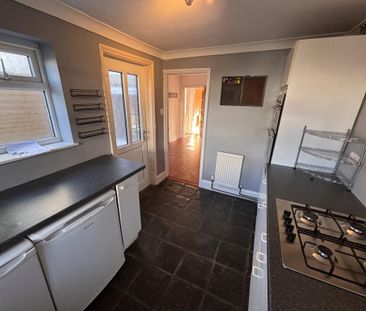 3 bedroom semi-detached house to rent - Photo 2