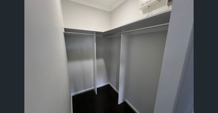 House in Bacchus Marsh with Beautiful Views !!!! - Photo 2