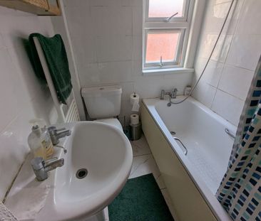 4 Bed Semi-Detached House, Palmer Park Avenue, RG6 - Photo 6