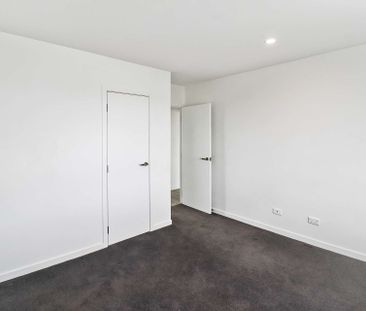 Refurbished Two Bedroom Prime Location! - Photo 2