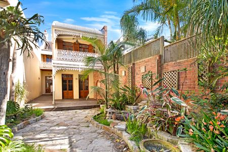 An Charming, Unfurnished Three Bedroom Home with Separate Studio and Garage - Photo 4