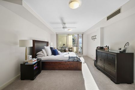 Refined and Oversized Three Bedroom Residence - Photo 5