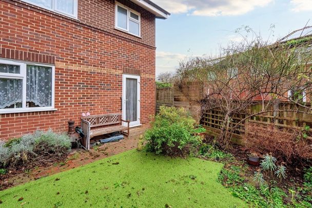 3 Bed Semi-Detached House, Waterhall Close, E17 - Photo 1