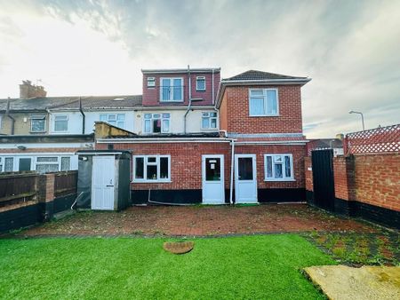 1 bedroom in a house share to rent - Photo 2