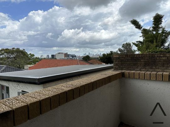 One-bedroom apartment near UNSW with a view of the surrounding district and the scenic Botany Bay. - Photo 1