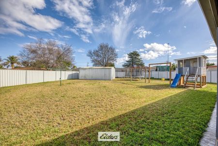 Family Friendly 4 Bedroom Home in Prime Location - Photo 5