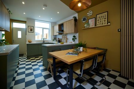 Brand spanking newly refurbished 4 bed 4 bathroom property near Bramley train station - Photo 2