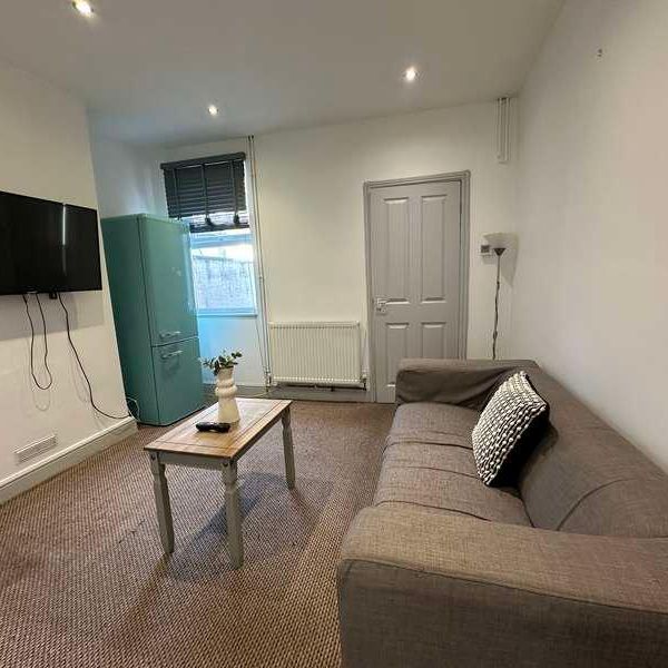 Large Bed +study Room // Ripon St // Sept, LN5 - Photo 1