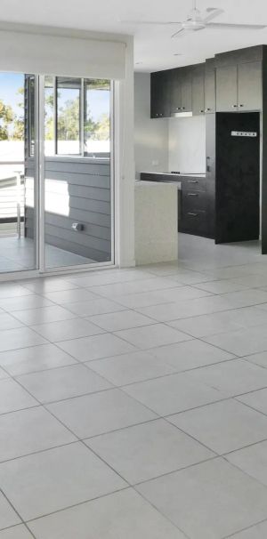 Stylish living - Mountain Views - Pet on application! - Photo 1