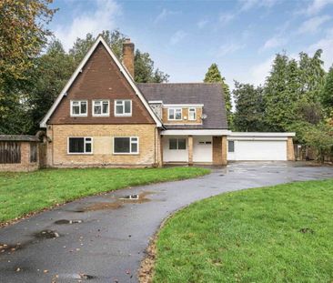 A four bedroom detached family home in a cul-de-sac location. - Photo 4