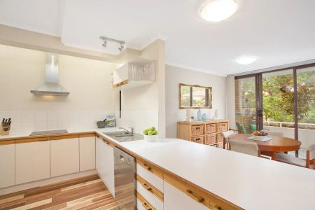 Large and Light Filled Apartment - Photo 3