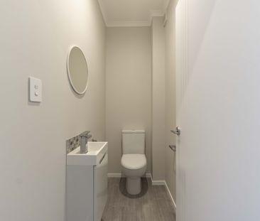 Beautifully Presented Executive Townhouse - Photo 5