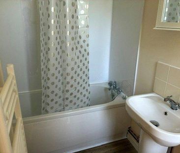 3 bedroom end of terrace house to rent - Photo 2