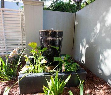 Perfectly Positioned 2 Bed Unit New Farm with lock up garage - Photo 1