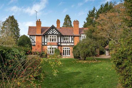 A five bedroom detached property situated within the Village of Berskwell. - Photo 5