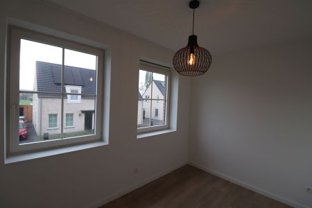 Nieuwbouwwoning met 3 slaapkamers, zolder, tuin en 2 autostaanplaatsen. - Photo 4