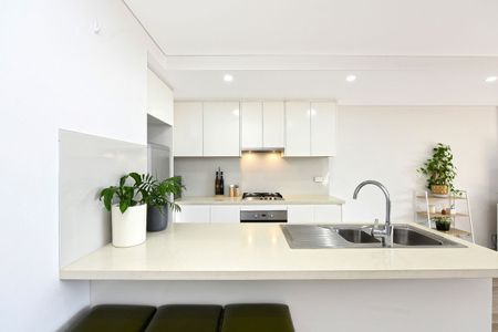 Stunning 2 Bedroom Executive Apartment - Complete with Views, Privacy & Height - Photo 4