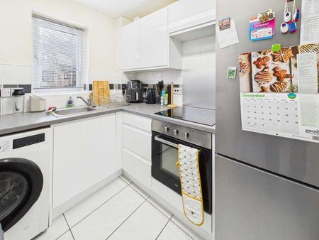 Dryden Close, PO16 - Photo 2