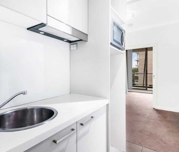 Furnished | One Bedroom + Study Room | Car Space - Photo 2