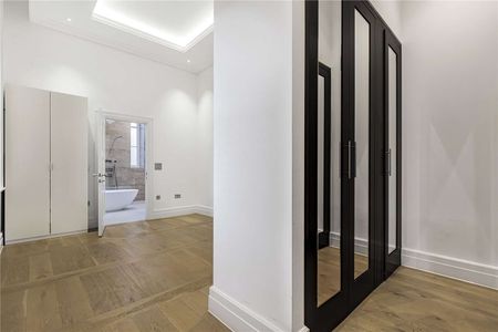 A superb three double bedroom apartment set within an exclusive award winning Berkeley Homes development. - Photo 5