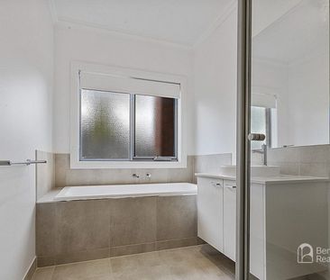 BEAUTIFULLY APPOINTED FOUR-BEDROOM FAMILY HOME WITH TWO LIVING AREAS - Photo 5