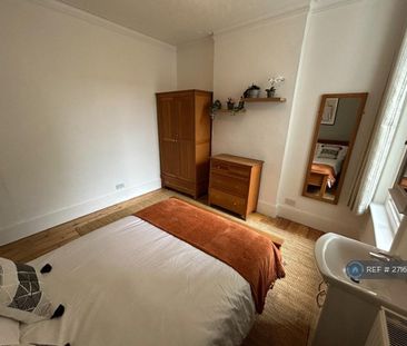 1 bedroom in a house share to rent - Photo 2