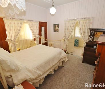 Large 4 Bedroom Home - Photo 3