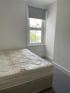 2 Bed Flat, Upper Floor, SW18 - Photo 5