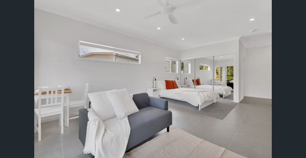 🏡 Private Room in rooming house / 2 Rooms for Rent / $400 per week / Furnished / All utilities Included - Photo 1