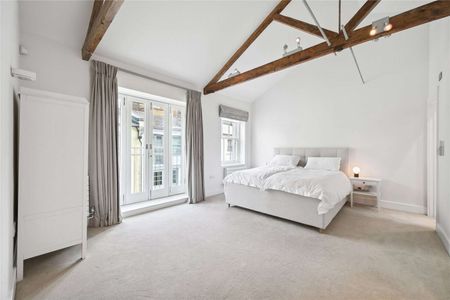 This is a well presented three bedroom Mews house, situated on an idyllic cobbled mews street in South Kensington - Photo 2