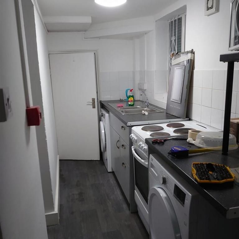 5 bedroom semi-detached house to rent - Photo 1