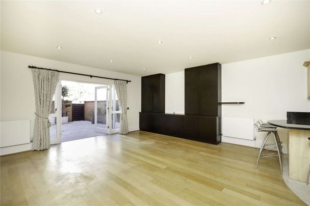 A beautifully presented townhouse moments from the River with garden and parking. - Photo 1