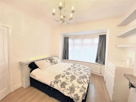 1 bedroom in a flat share to rent - Photo 4