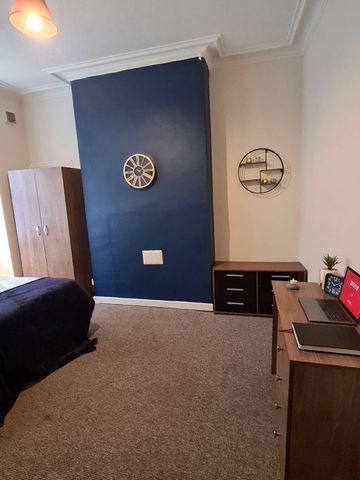 Large Room, Great Location - Photo 2