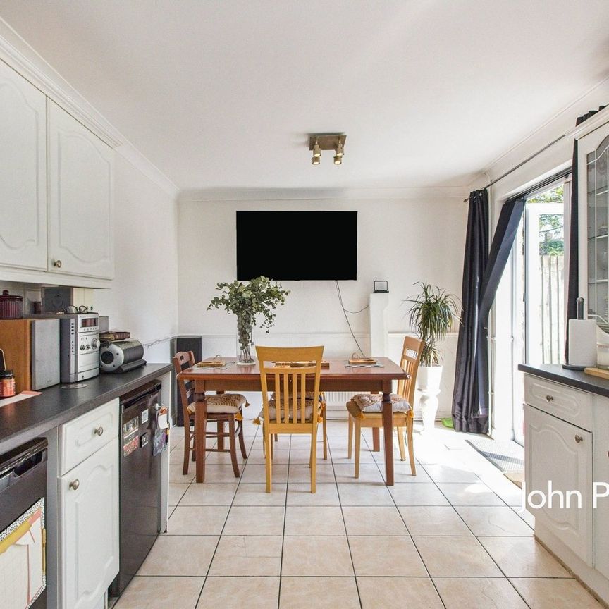 Semi-detached House to rent - Littlemede, London, SE9 - Photo 1
