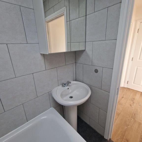 2 Bed Flat, Beatrice Avenue, SW16 - Photo 1