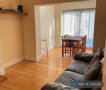 1 bedroom in a house share to rent - Photo 2