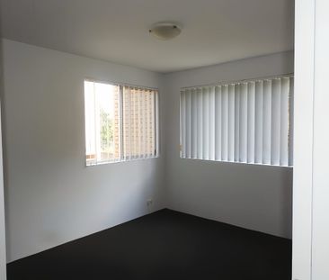 Comfortable 2-Bedroom Unit with Balcony & Outdoor Space in Toowong! - Photo 3