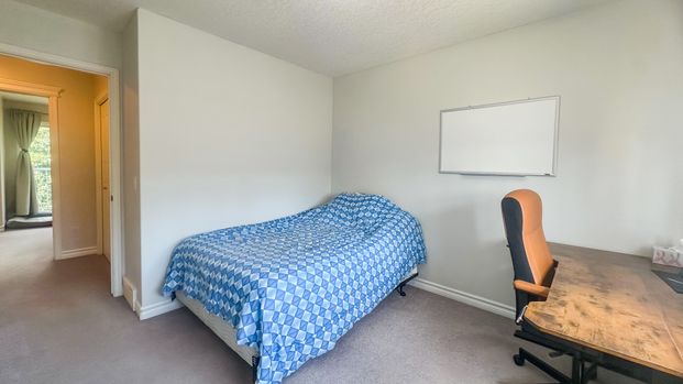 Bright, Cozy Home With Nature Views And Modern Touches. - Photo 1