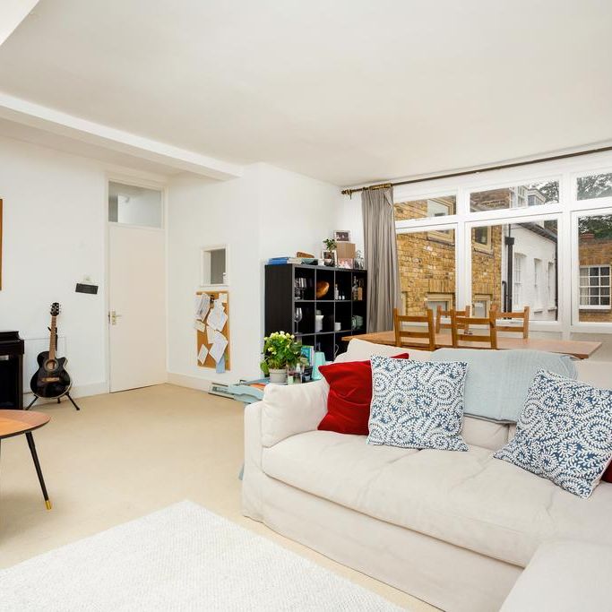 2 bedroom mews to rent - Photo 1