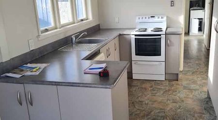 Large 6 Bedroom Family Home - Photo 5