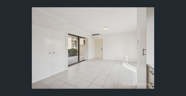 Stylish and low-maintenance 2 bedroom, 2 bathroom unit - Photo 1