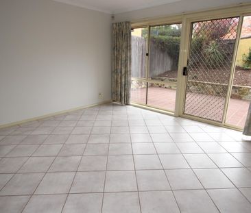 TOWNHOUSE CONVENIENCE! - Photo 3
