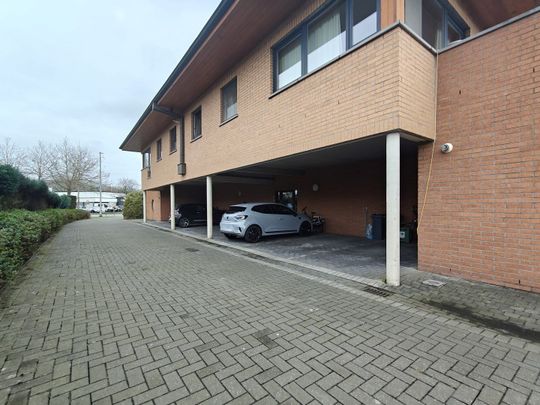 Appartement met terras en autostaanplaats op de tweede verdieping in Lokeren - Photo 1