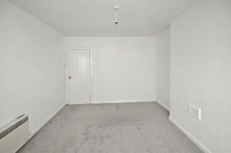 3 bedroom flat to rent - Photo 4