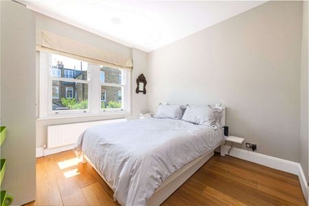 SHORT LET: £5750 per month for 5-6 month let or £6500 per month for under 5 months. A stunning family room with period features and fantastic living space - Photo 5