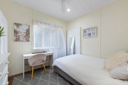 Charming 3-Bedroom Home with Modern Kitchen & Beautiful Outdoor Deck - Photo 3