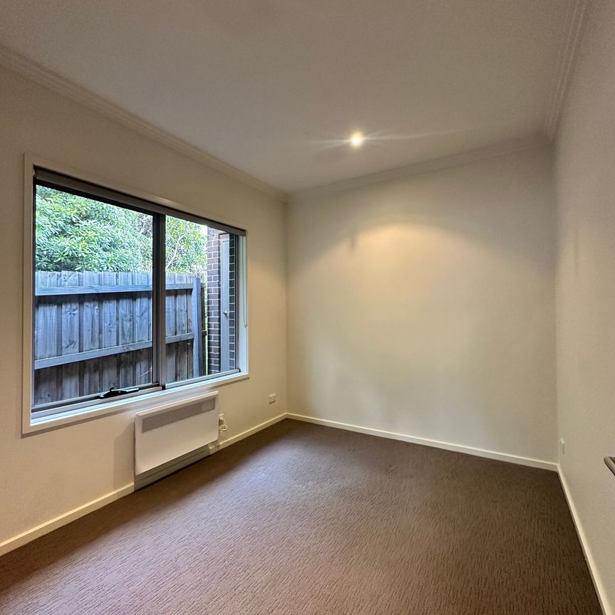 Strathmore - Photo 1