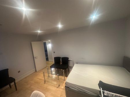 Two rooms in a shared family flat close to Loughton station- £750 pcm - Photo 2