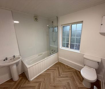 Bright, freshly refurbished 2-bedroom end terrace - Photo 6